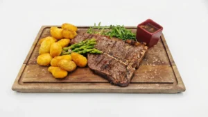 T-bone cu Cartofi Parizieni, Sparanghel și Sos de Ciuperci
